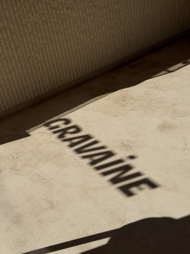 Ombre du logo Gravaine projetée sur le comptoir